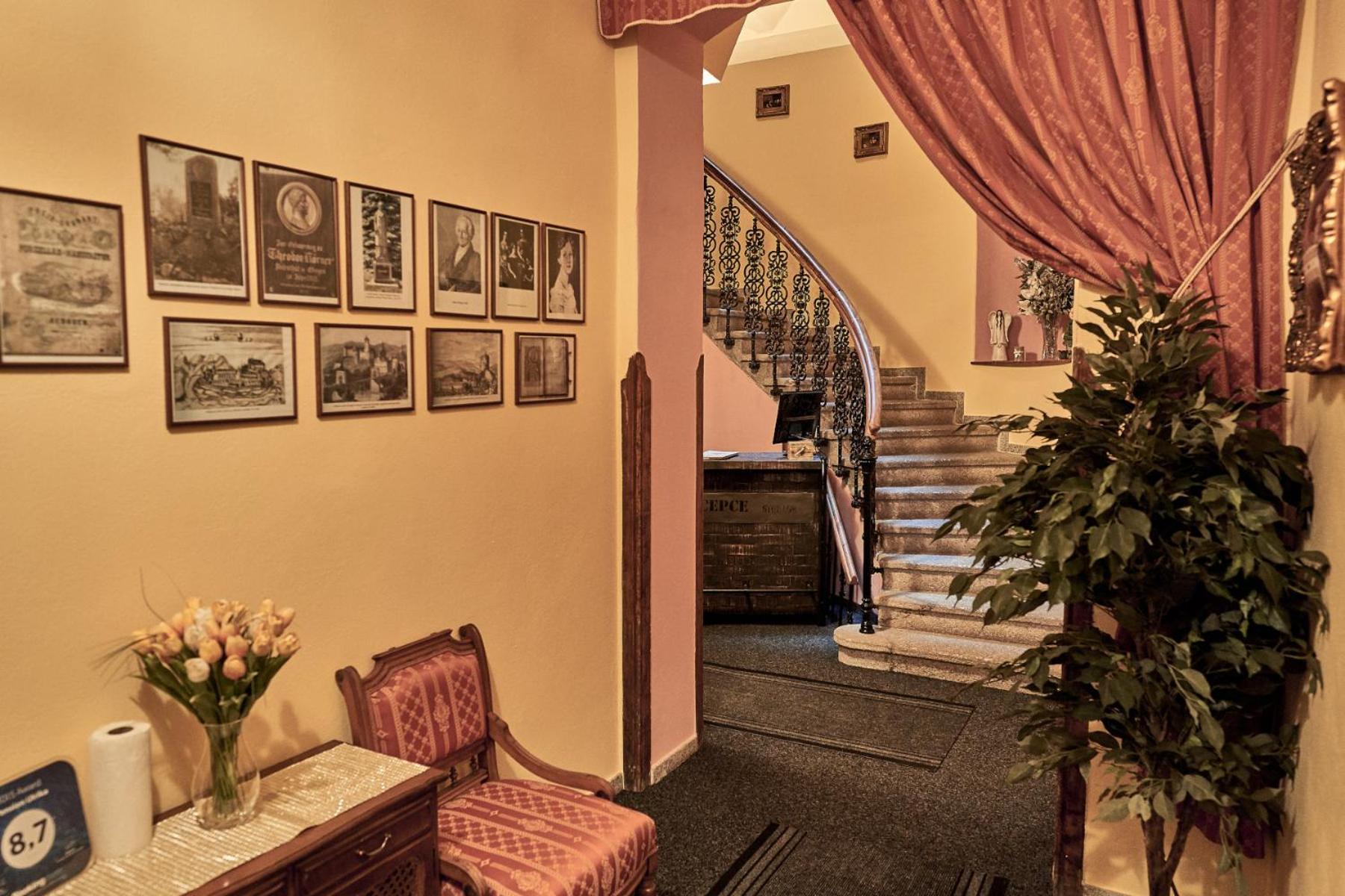 Pension Ulrika - Ubytovani Pod Hradem Loket ภายนอก รูปภาพ